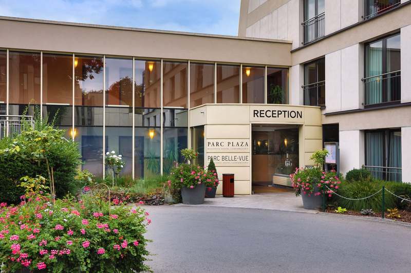 The entrance and reception of the Hotel Parc Plaza on Avenue Marie-Thérèse.